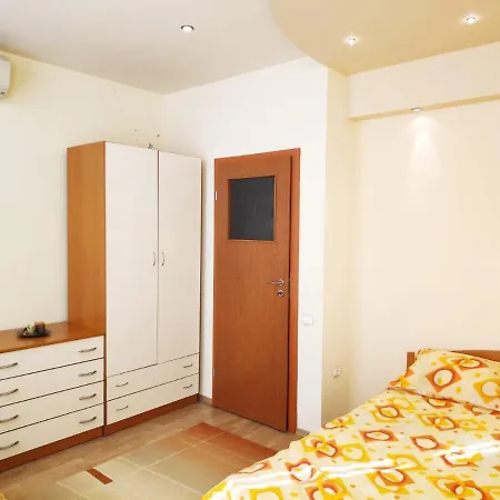Apartment Етаж От Къща С Двор В Супер Център *